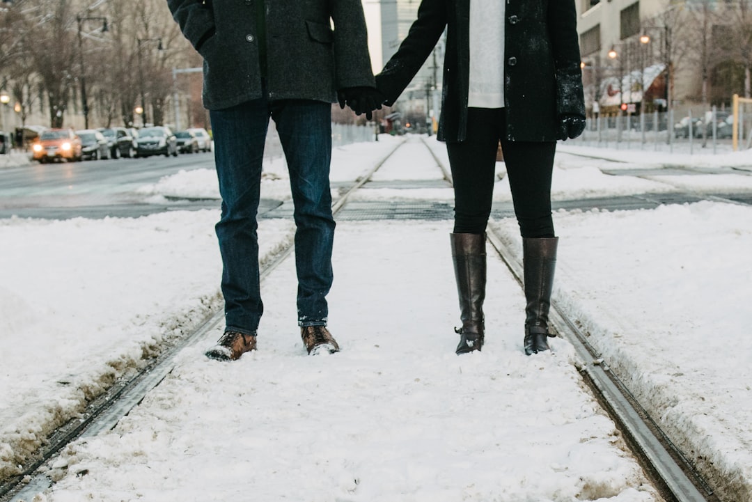 Photo young couple walking